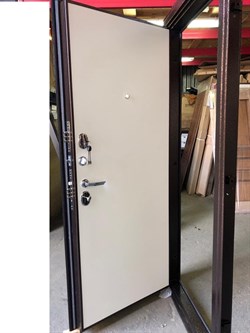 Входная дверь Regina Антик медный / Бьянко - фото 40868 Входная дверь Regina Антик медный / Бьянко - фото 40868