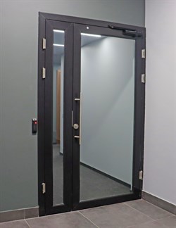 Алюминиевая полуторная дверь AGX-G Черная - фото 79798