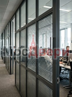 Алюминиевая перегородка AG Бизнес со встроенными жалюзи для колл-центров - фото 83620