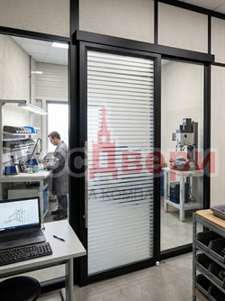 Каркасная перегородка AG Статус UF/SL-8 с одинарным остеклением и раздвижной дверью для микро-производства - фото 83640