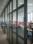 Алюминиевая перегородка AG Бизнес со встроенными жалюзи для колл-центров