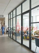 Светопрозрачная перегородка AG Контур UFR-18 из безопасного стекла с бронирующей пленкой для больницы